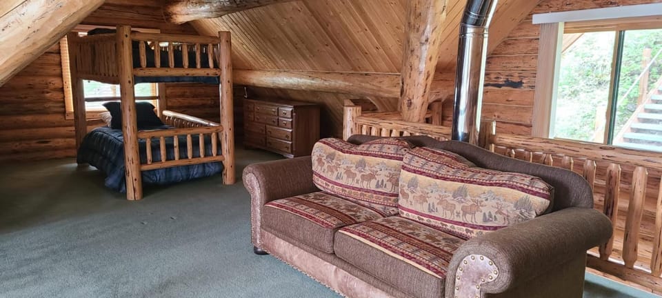 Photo of the whole room, Seating area, bunk bed