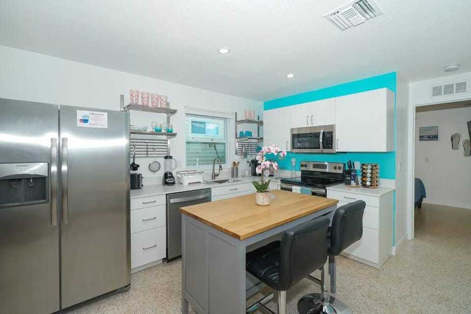 Modern, Fresh - Only 3 miles to the Beach! Apartment in Sarasota
