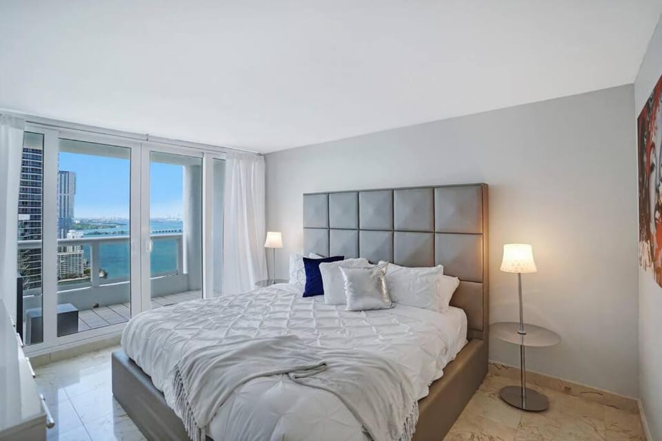 Bed, TV and multimedia, Balcony/Terrace, Photo of the whole room, Bedroom