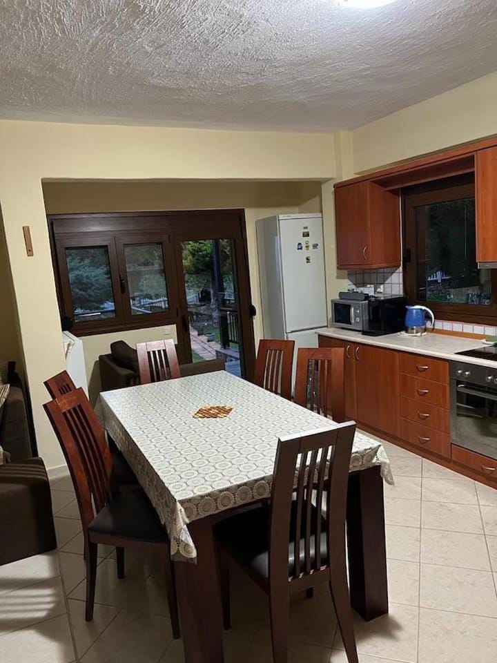 Kitchen or kitchenette, minibar