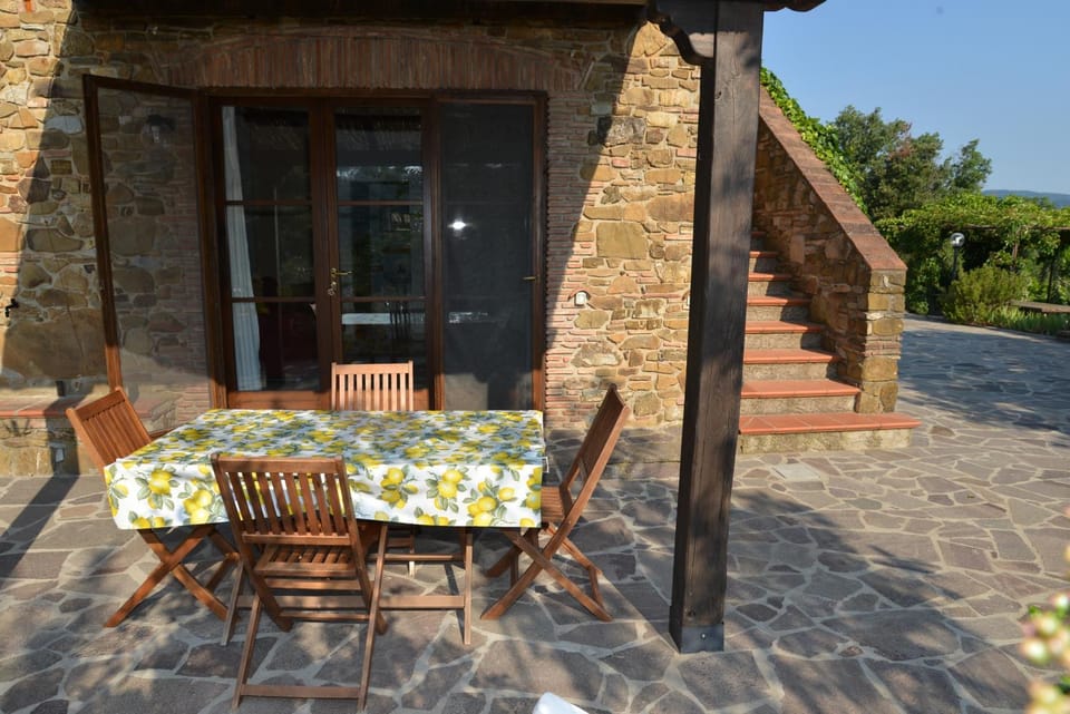 Property building, Balcony/Terrace, Seating area, Dining area