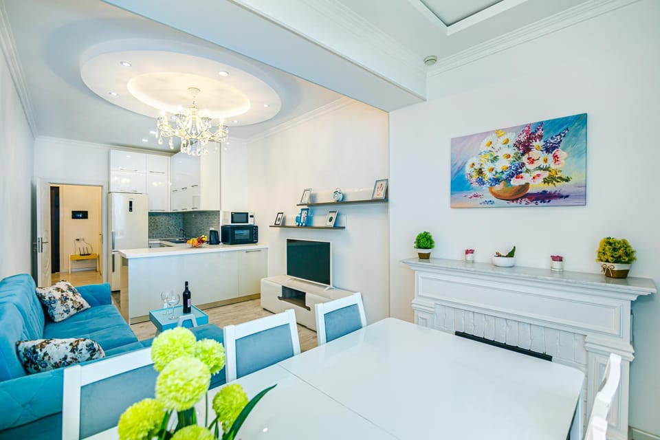 TV and multimedia, Kitchen or kitchenette, Living room, Seating area, Dining area, oven, stove