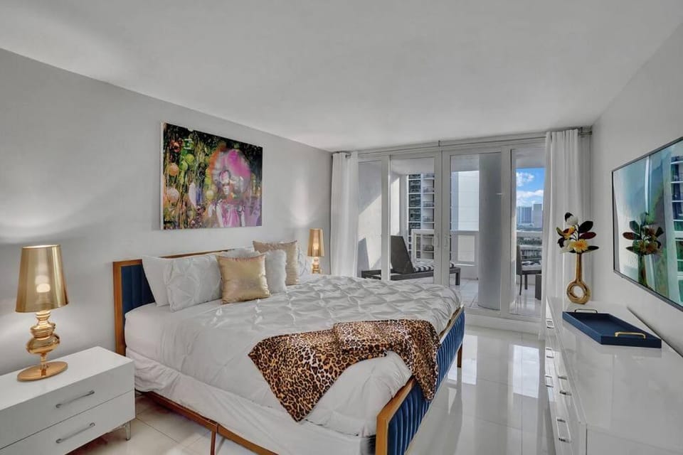 Bed, TV and multimedia, Balcony/Terrace, Photo of the whole room, Bedroom, wardrobe