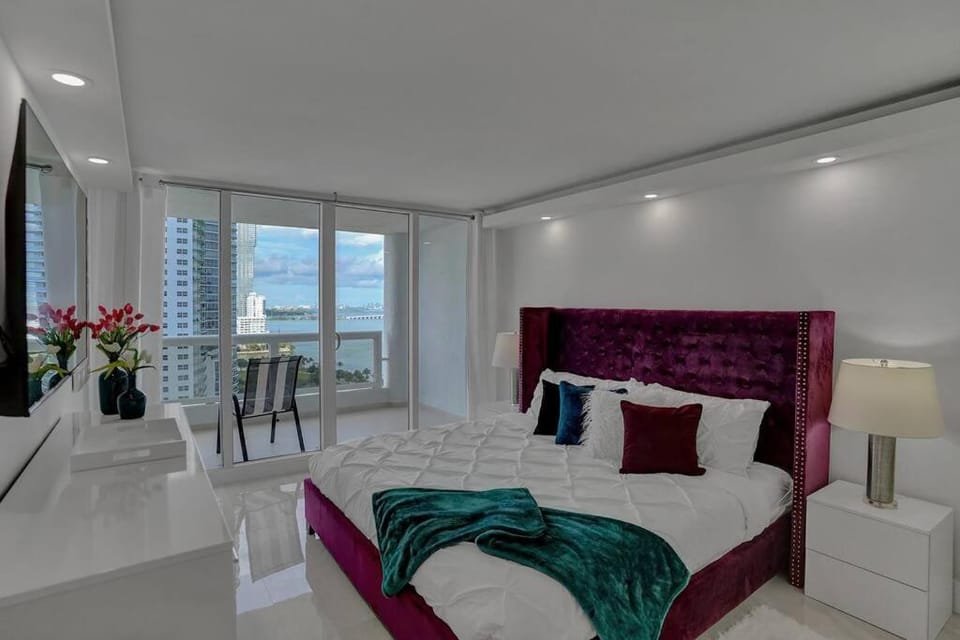 Bed, TV and multimedia, Balcony/Terrace, Photo of the whole room, Bedroom, wardrobe