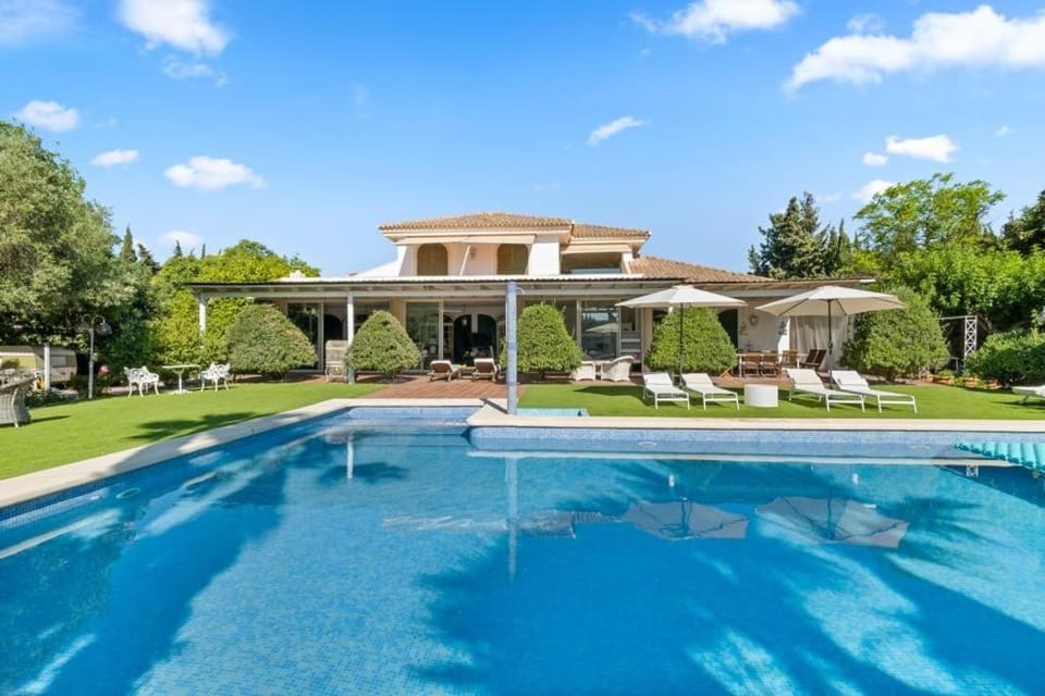 Property building, Garden, Solarium, Garden view, Pool view, Swimming pool, sunbed