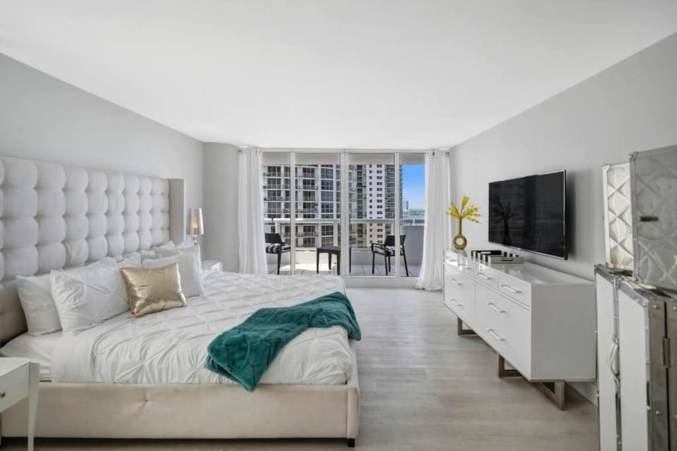 Bed, TV and multimedia, Balcony/Terrace, Photo of the whole room, Bedroom