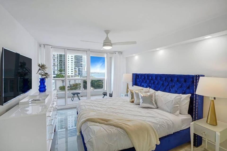 Bed, TV and multimedia, Balcony/Terrace, Photo of the whole room, Bedroom