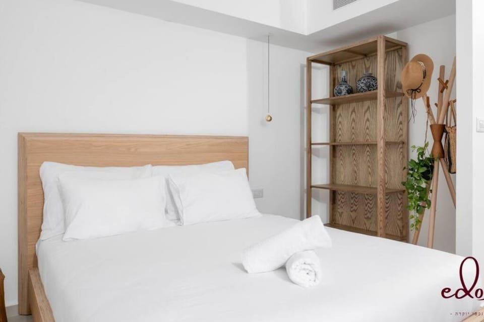 Bed, towels