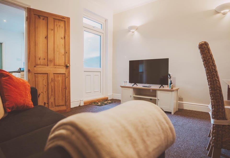 Communal lounge/ TV room, TV and multimedia, Living room, Photo of the whole room, Seating area, Evening entertainment