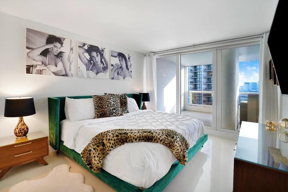 Bed, TV and multimedia, Balcony/Terrace, Photo of the whole room, Bedroom