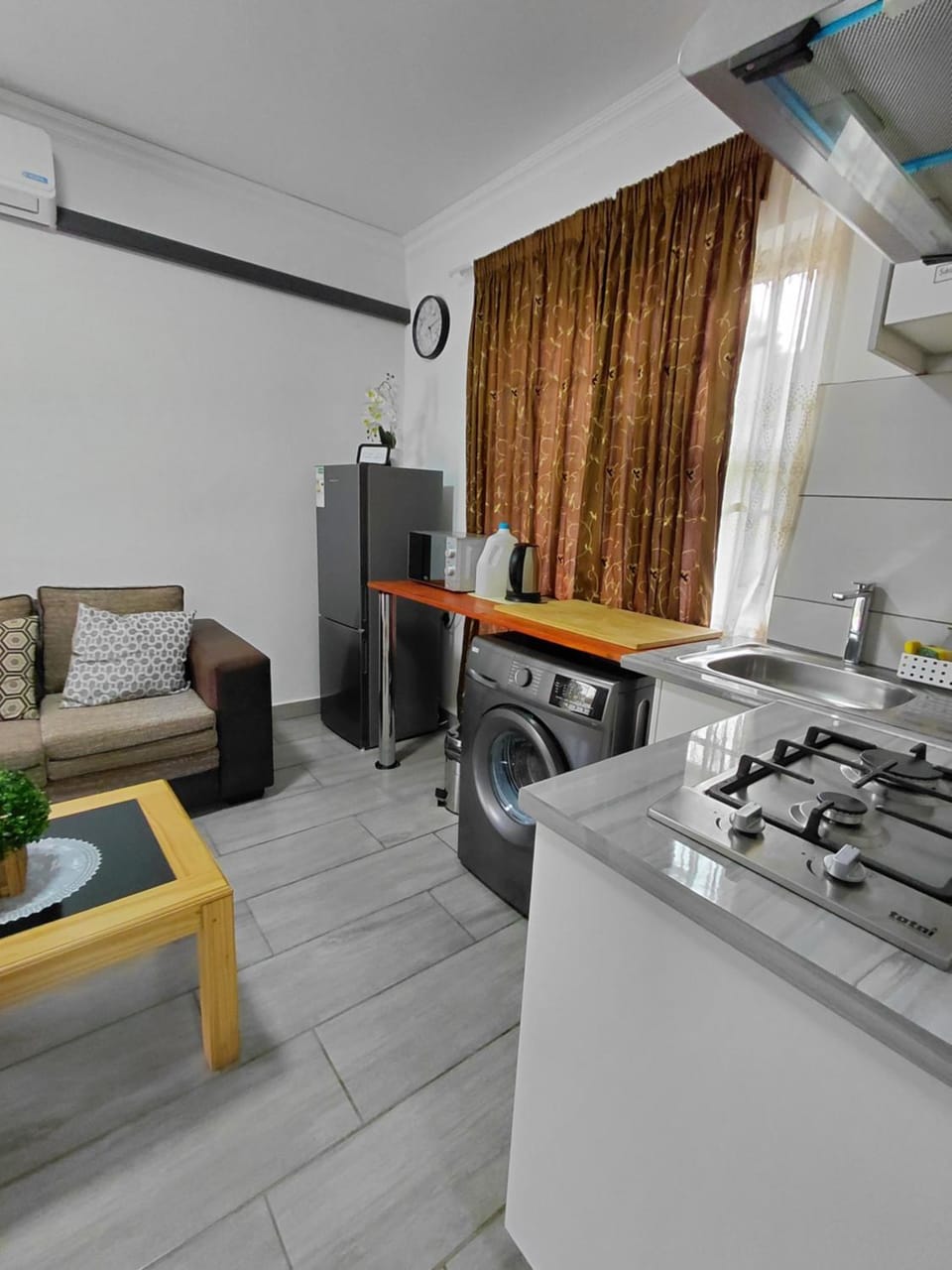 Kitchen or kitchenette, Living room, Seating area, Dining area, stove