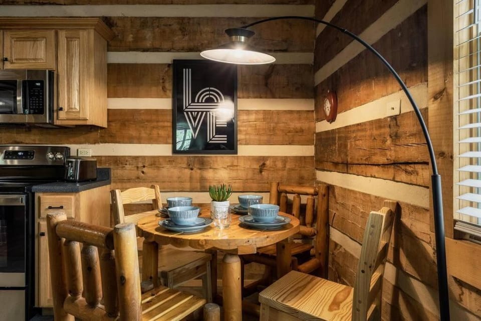 Our Deer Hideout - Couples retreat, hot tub, foosball, arcade House in Pigeon Forge