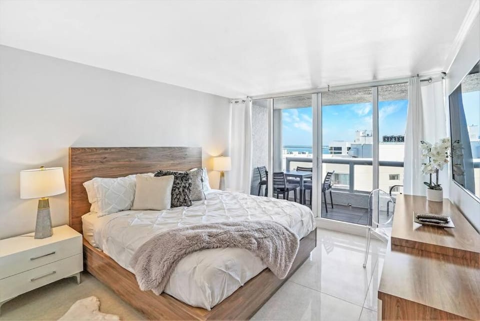 Bed, TV and multimedia, Balcony/Terrace, Photo of the whole room, Bedroom