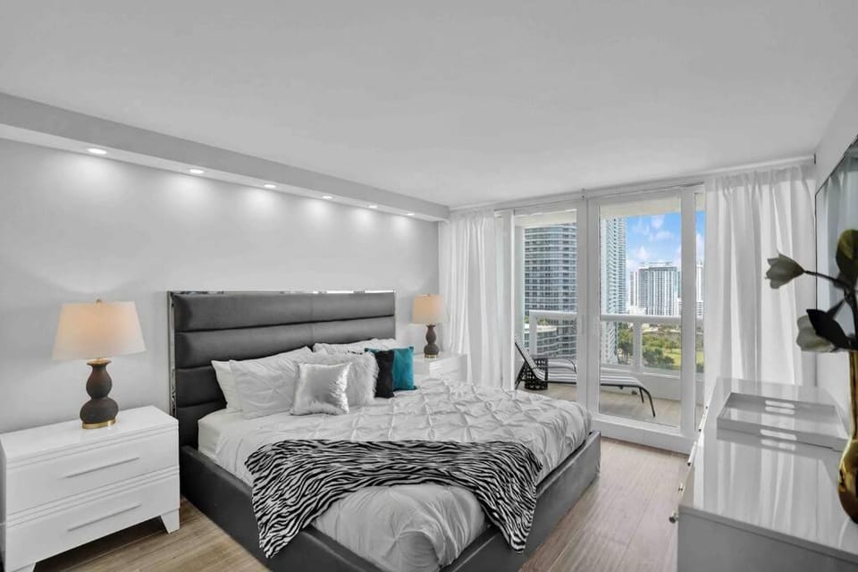 Bed, TV and multimedia, Balcony/Terrace, Photo of the whole room, Bedroom