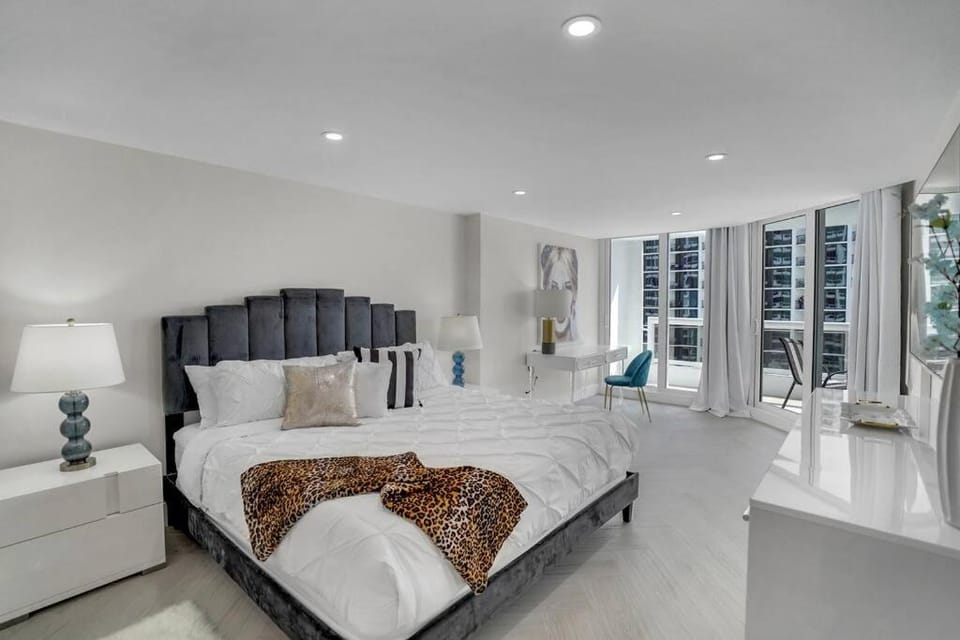 Bed, TV and multimedia, Balcony/Terrace, Photo of the whole room, Bedroom