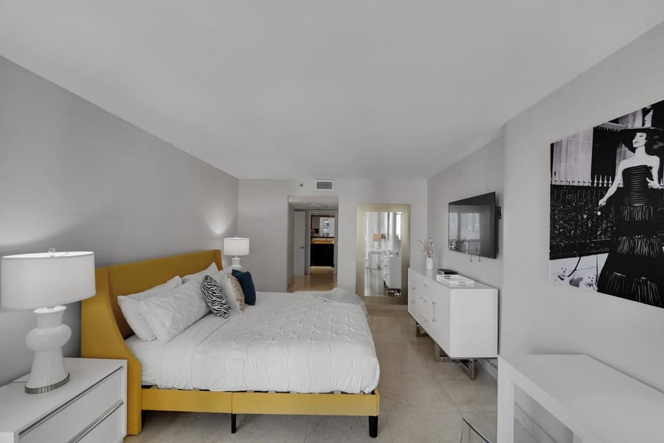 Bed, TV and multimedia, Seating area, Bedroom