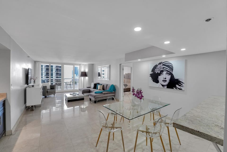 TV and multimedia, Living room, Seating area, Dining area