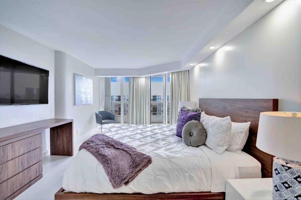 Bed, TV and multimedia, Balcony/Terrace, Photo of the whole room, Bedroom, City view, Sea view, wardrobe