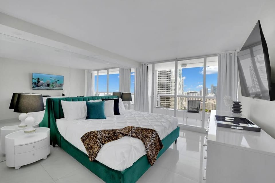 Bed, TV and multimedia, Balcony/Terrace, Photo of the whole room, Bedroom, Sea view, wardrobe
