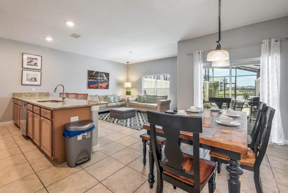 Cozy Home Near Disney Parks - Prime Location House in Kissimmee
