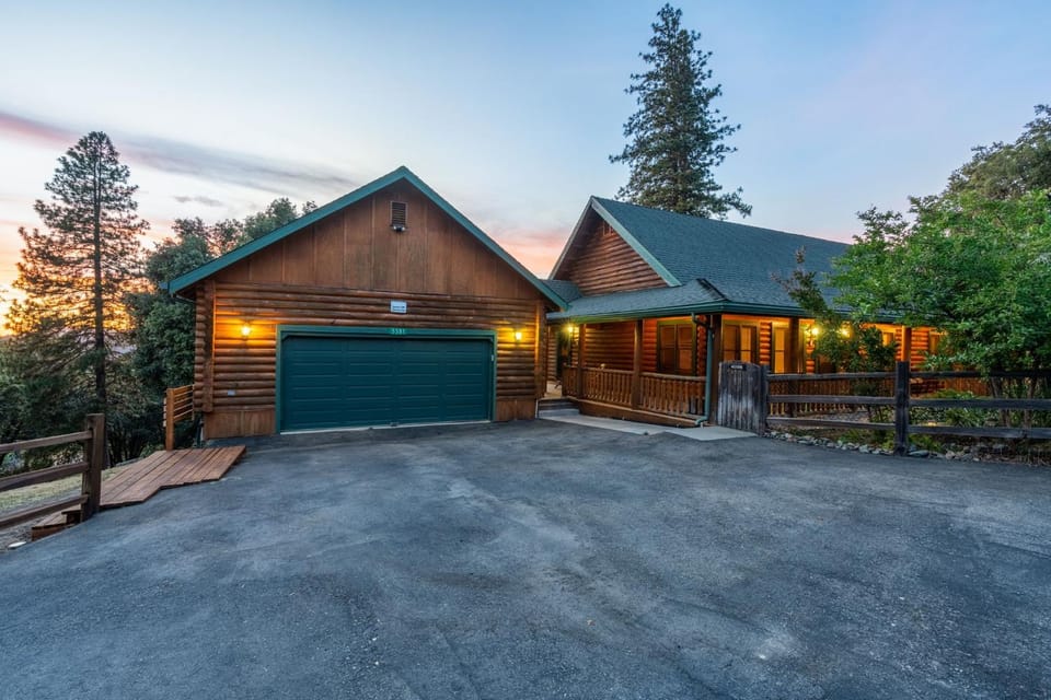 Property building, Natural landscape, Parking