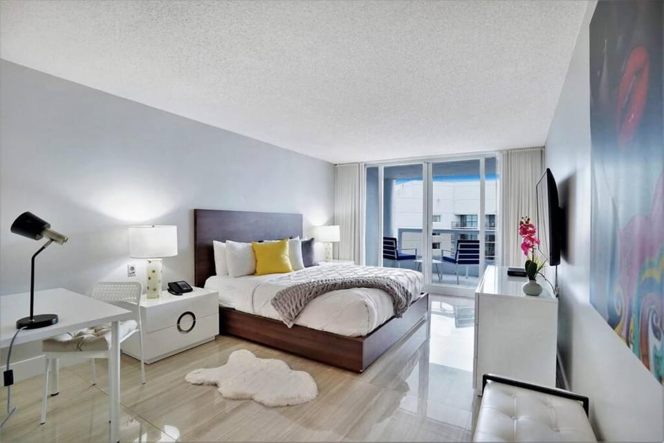 Bed, Bathroom, TV and multimedia, Balcony/Terrace, Photo of the whole room, Bedroom, Sea view, wardrobe