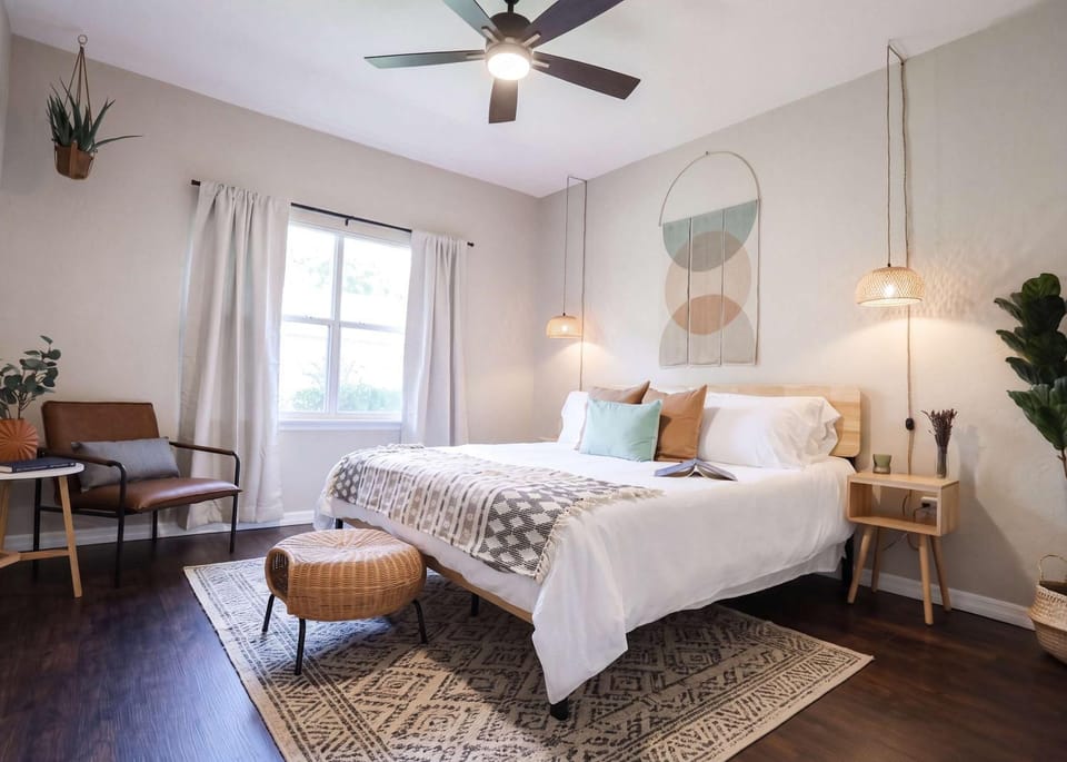 The Nomad at Gables - King Bed , Pool , Garage Apartment in Gainesville