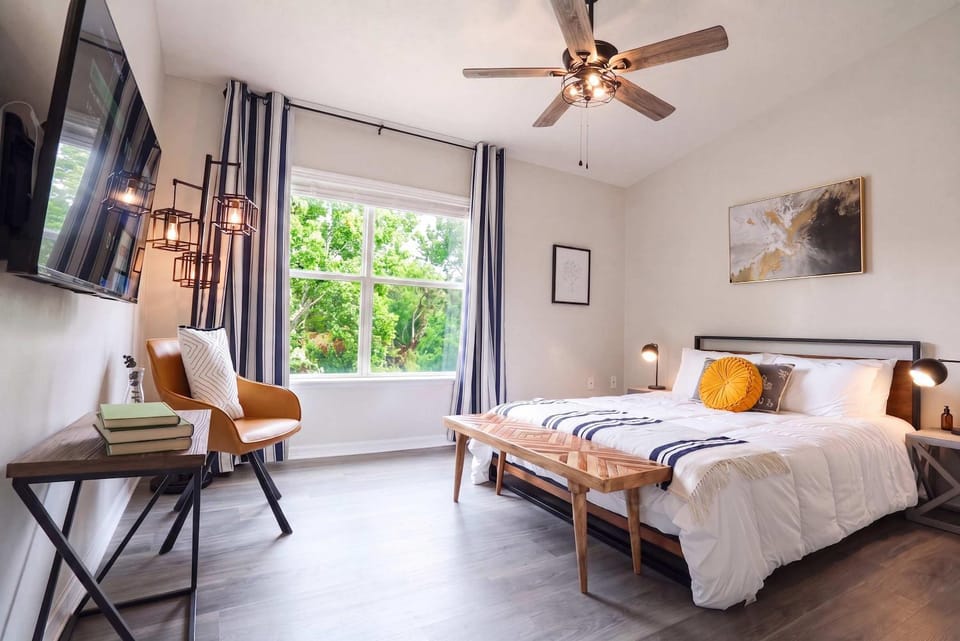 Renovated Modern Industrial Suite 2 BR Condo House in Gainesville