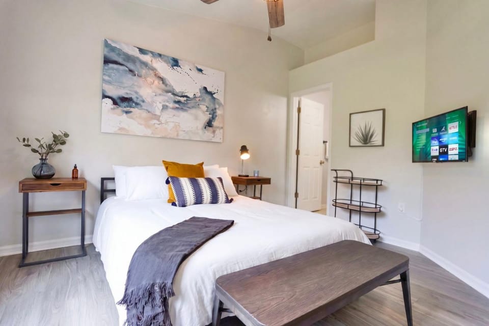 Renovated Modern Industrial Suite 2 BR Condo House in Gainesville