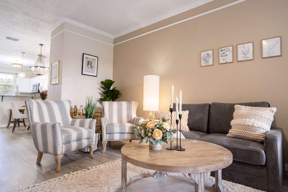 Stylish Sanctuary King Beds Upscale Condo House in Gainesville