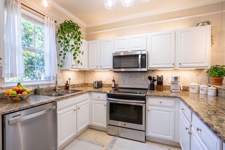 Stylish Sanctuary King Beds Upscale Condo House in Gainesville