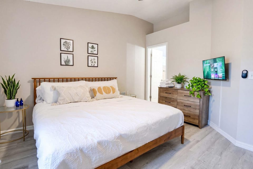 Stylish Sanctuary King Beds Upscale Condo House in Gainesville