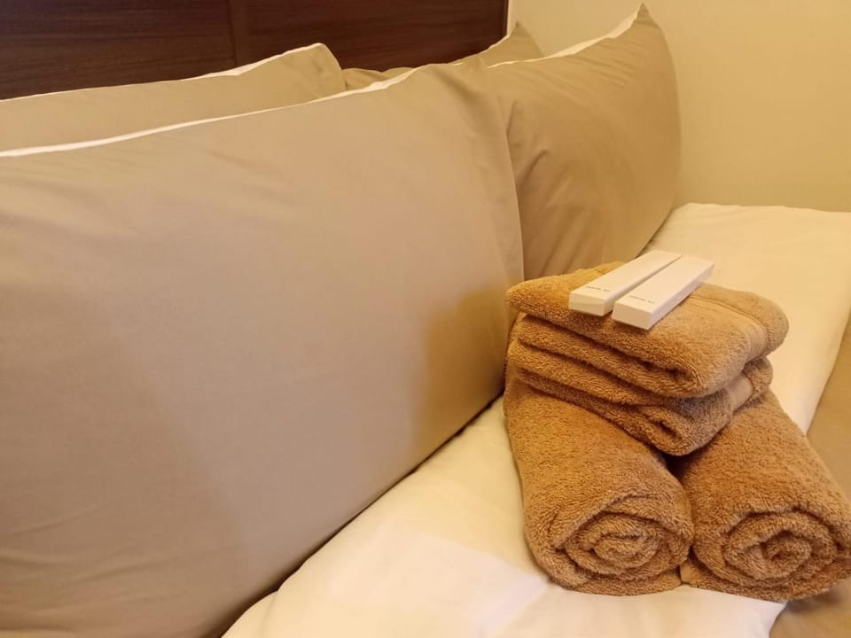 Bed, Bedroom, towels