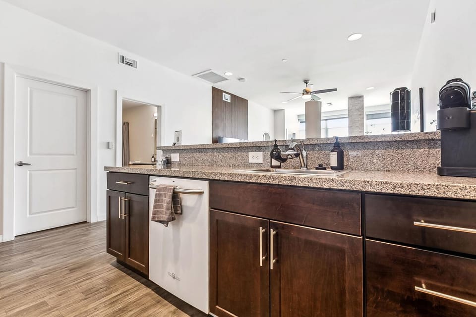 Entire High-Rise Apartment - 2BD Apartment in Baton Rouge