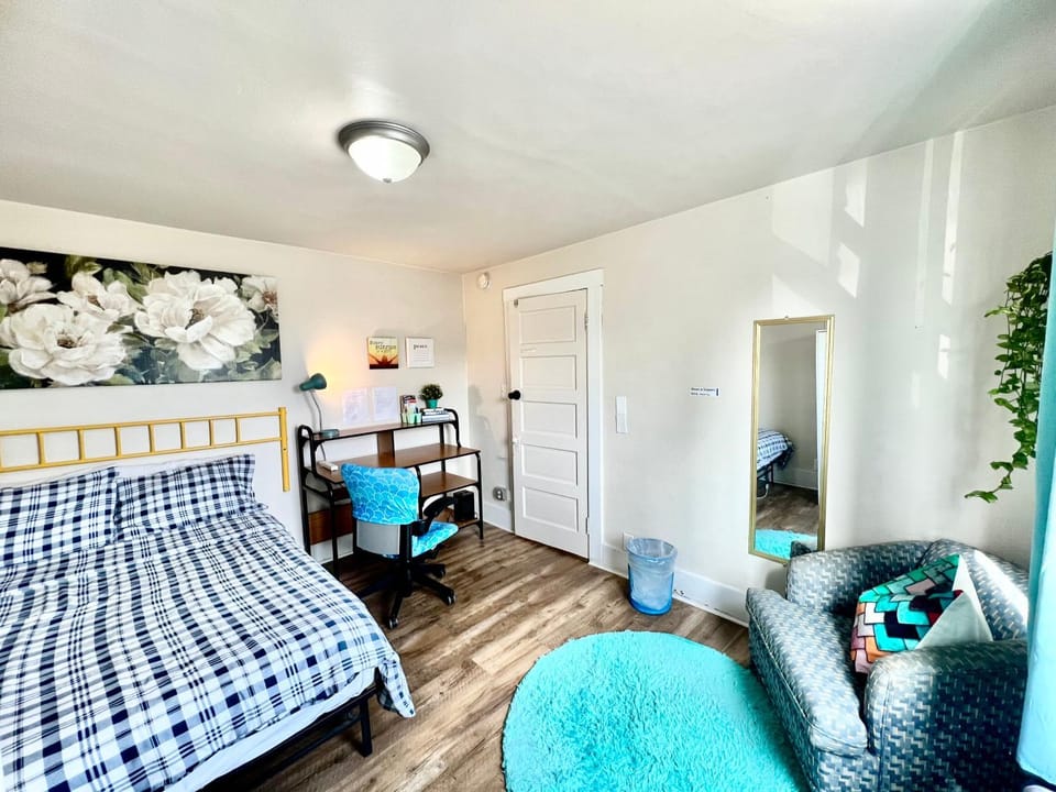 Bed, Photo of the whole room, Seating area, Bedroom