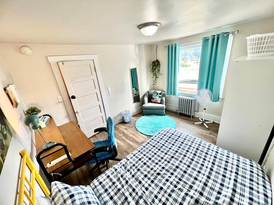 Bed, Photo of the whole room, Seating area, Bedroom