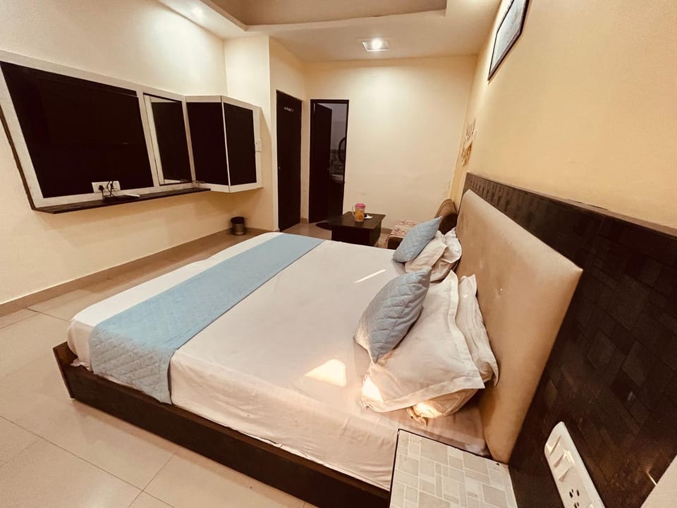 Seating area, Evening entertainment, Bedroom