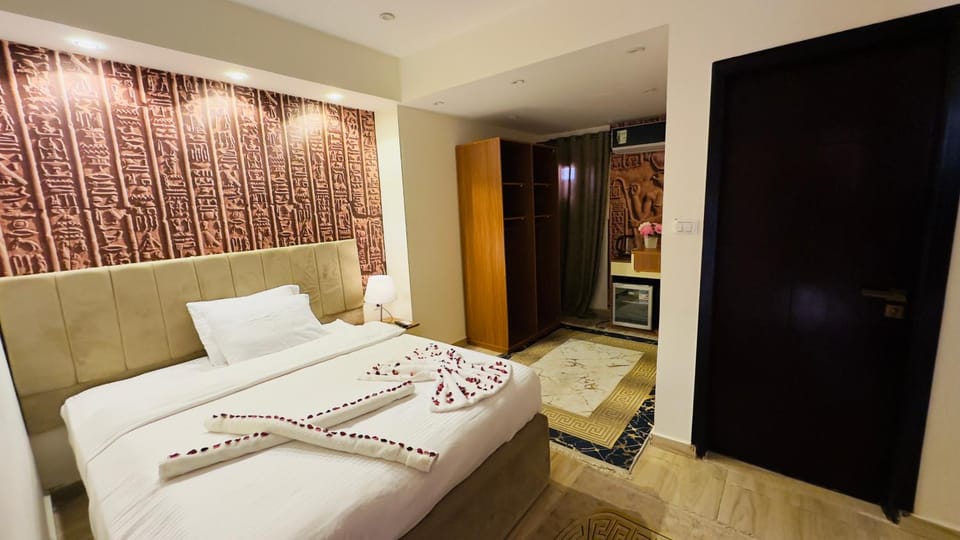 Bed, TV and multimedia, Living room, Photo of the whole room, Seating area, Bedroom, towels, wardrobe