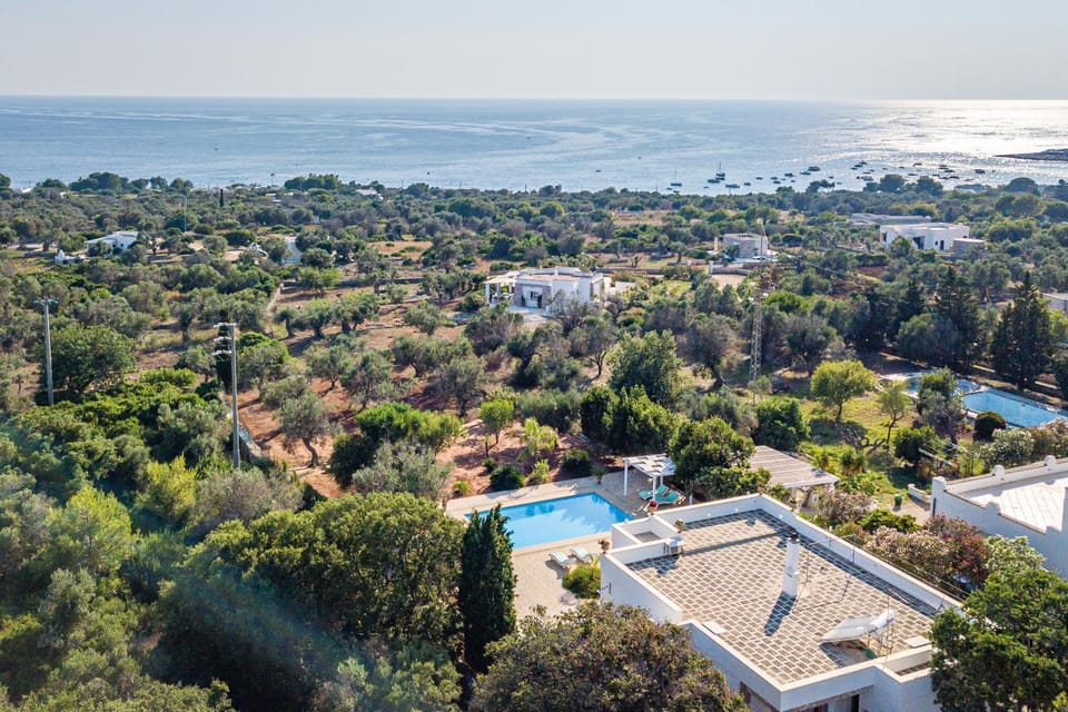 Property building, Pool view, Sea view