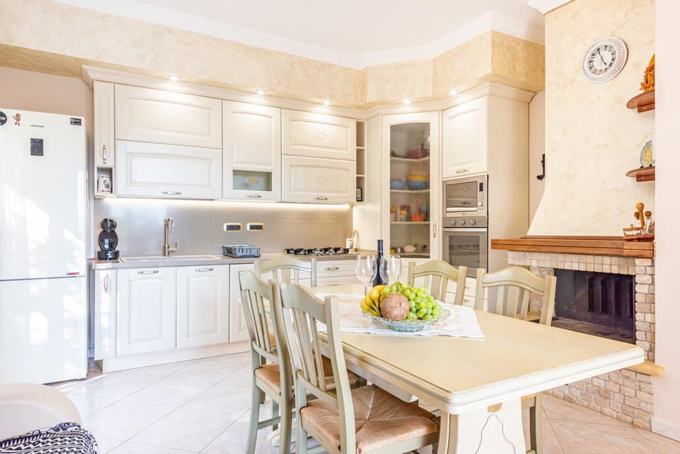 Kitchen or kitchenette, Dining area