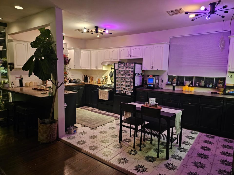 Coffee/tea facilities, Kitchen or kitchenette, Seating area, Dining area, oven, pet friendly, stove