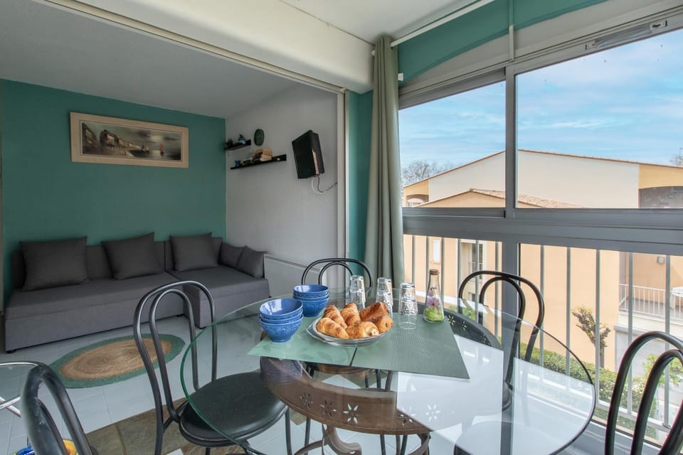View (from property/room), Living room, Food and drinks, Dining area
