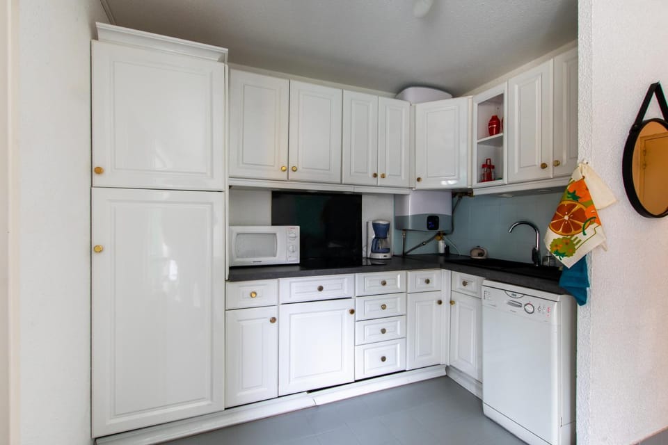 Coffee/tea facilities, dishwasher, microwave, stove, kitchen