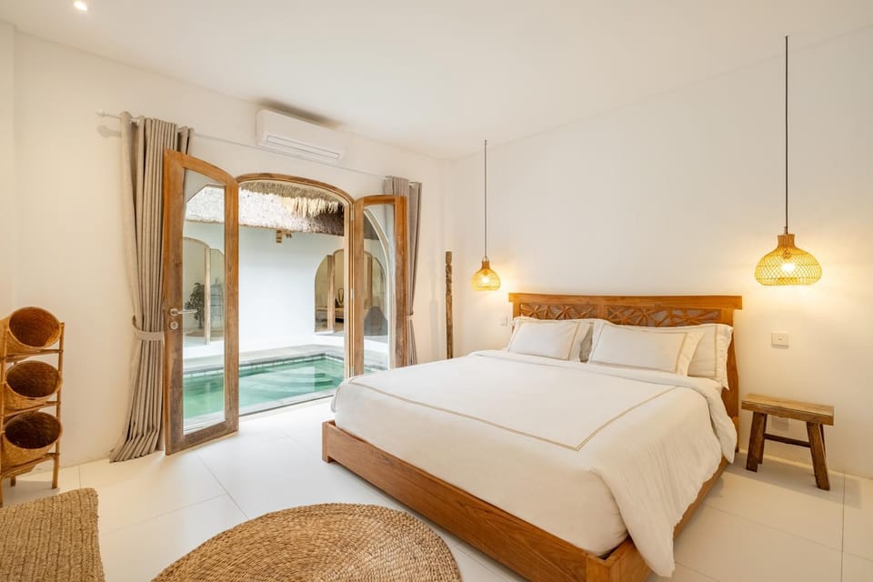 Bed, Photo of the whole room, Bedroom, Pool view, Swimming pool, towels