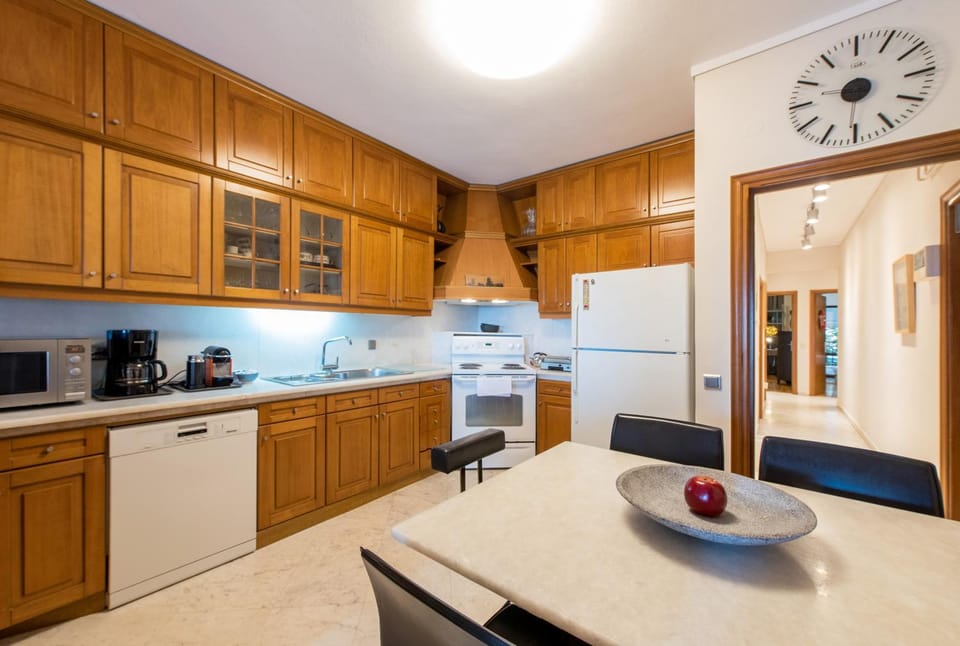 Coffee/tea facilities, Kitchen or kitchenette, Dining area, dishwasher, minibar