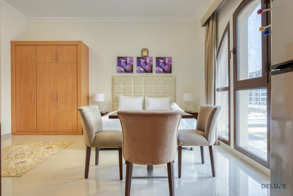 Bed, Dining area, wardrobe