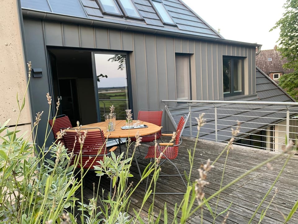 Property building, View (from property/room), Balcony/Terrace, Dining area, Garden view