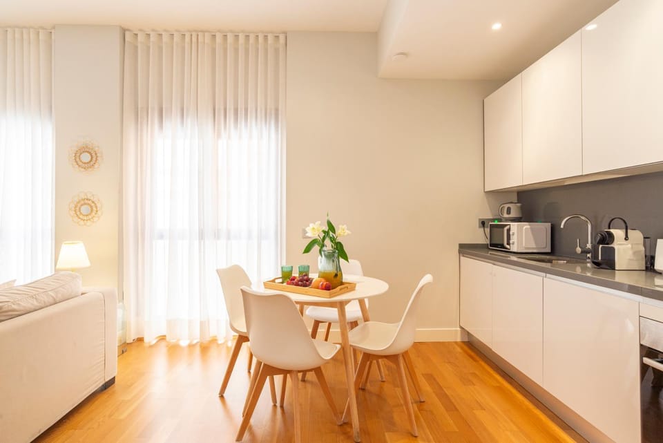 Coffee/tea facilities, Kitchen or kitchenette, Living room, Seating area, Dining area, microwave, oven, stove, toaster