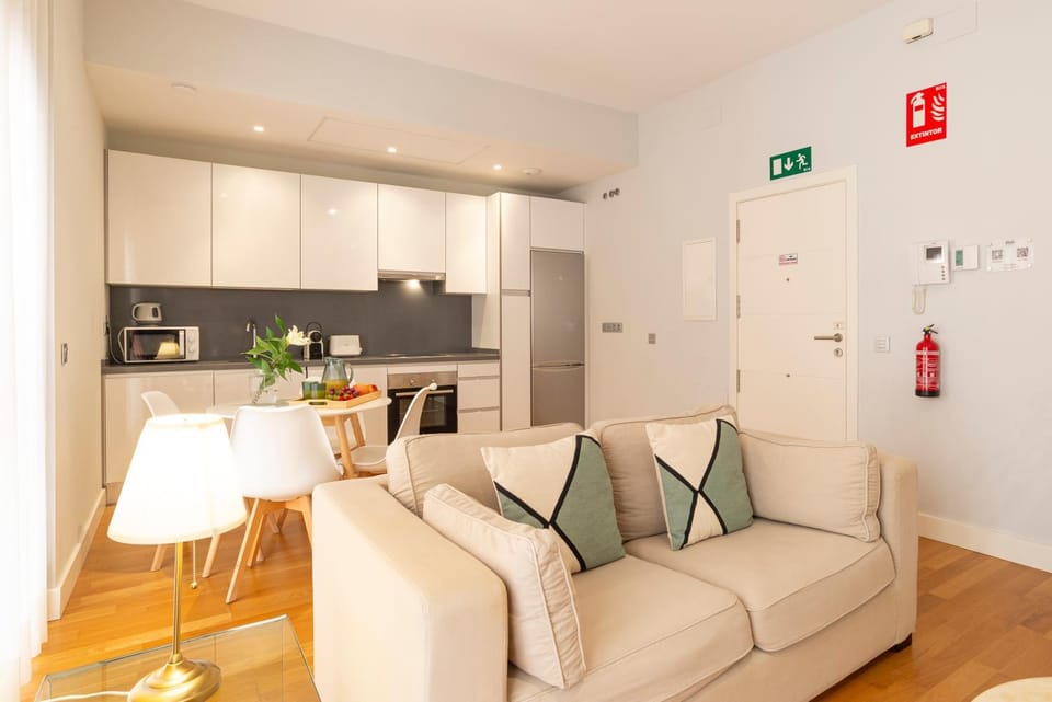 TV and multimedia, Kitchen or kitchenette, Living room, Seating area, Dining area, microwave, oven, stove, toaster, air conditioner