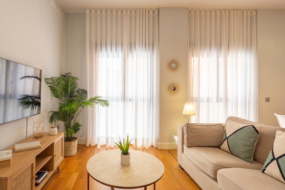 TV and multimedia, Living room, Seating area, air conditioner